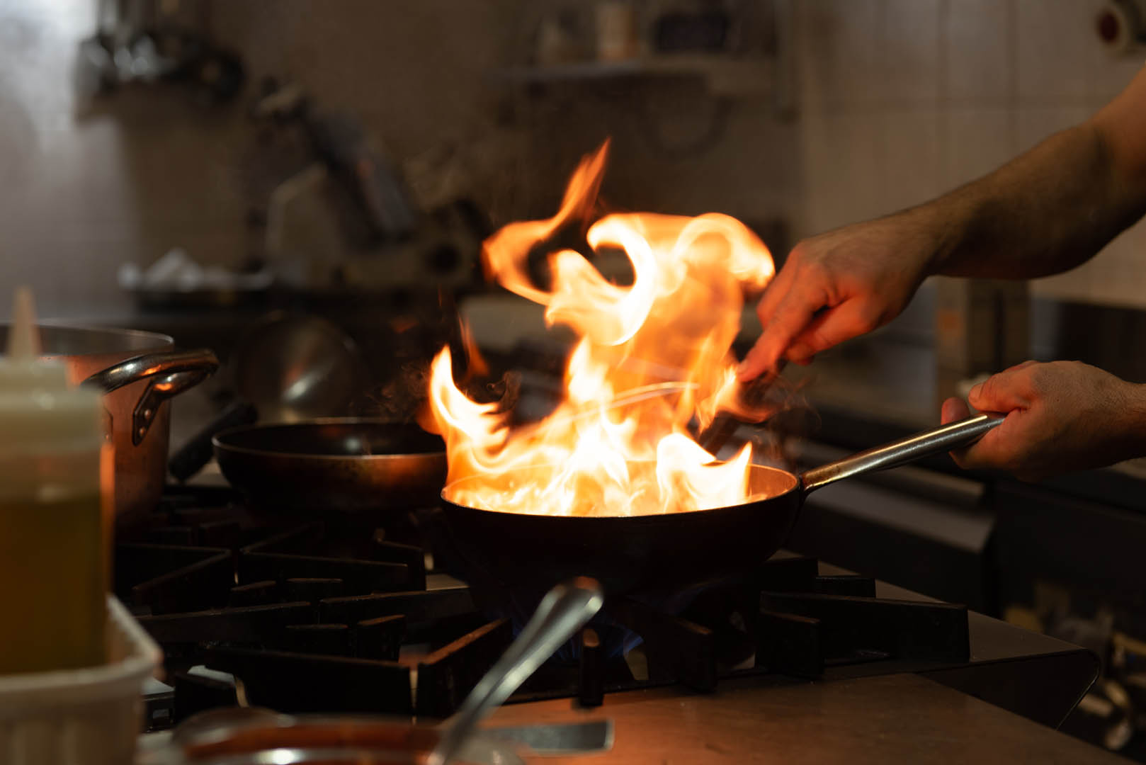 Preparazione dei piatti in cucina per un banchetto di nozze